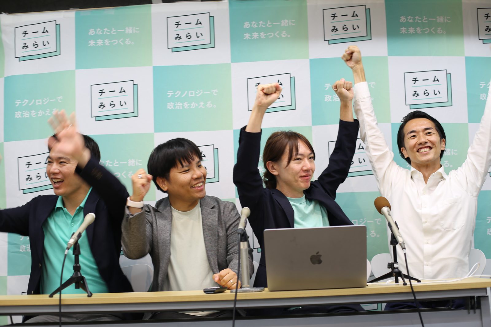 安野貴博の当選を喜ぶチームみらいのメンバー