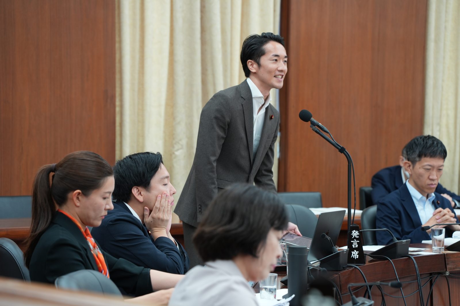 国土交通委員会で質疑に立つ須田英太郎