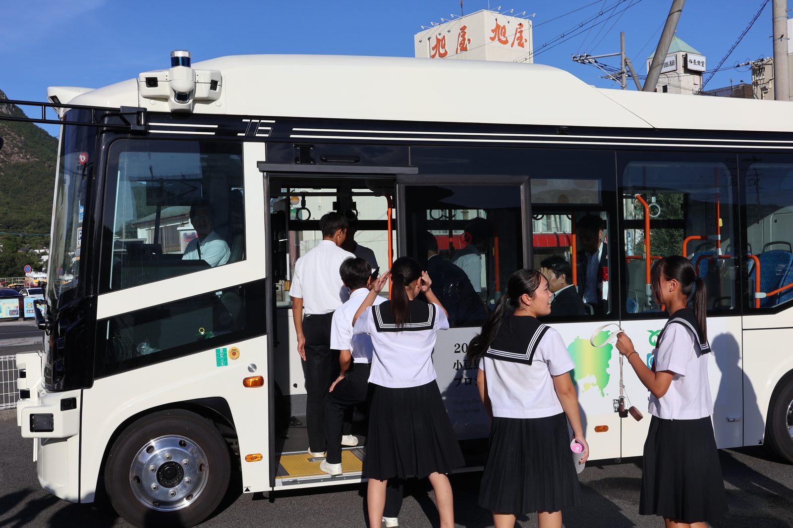 小豆島の自動運転バスに乗り込む中学生たち