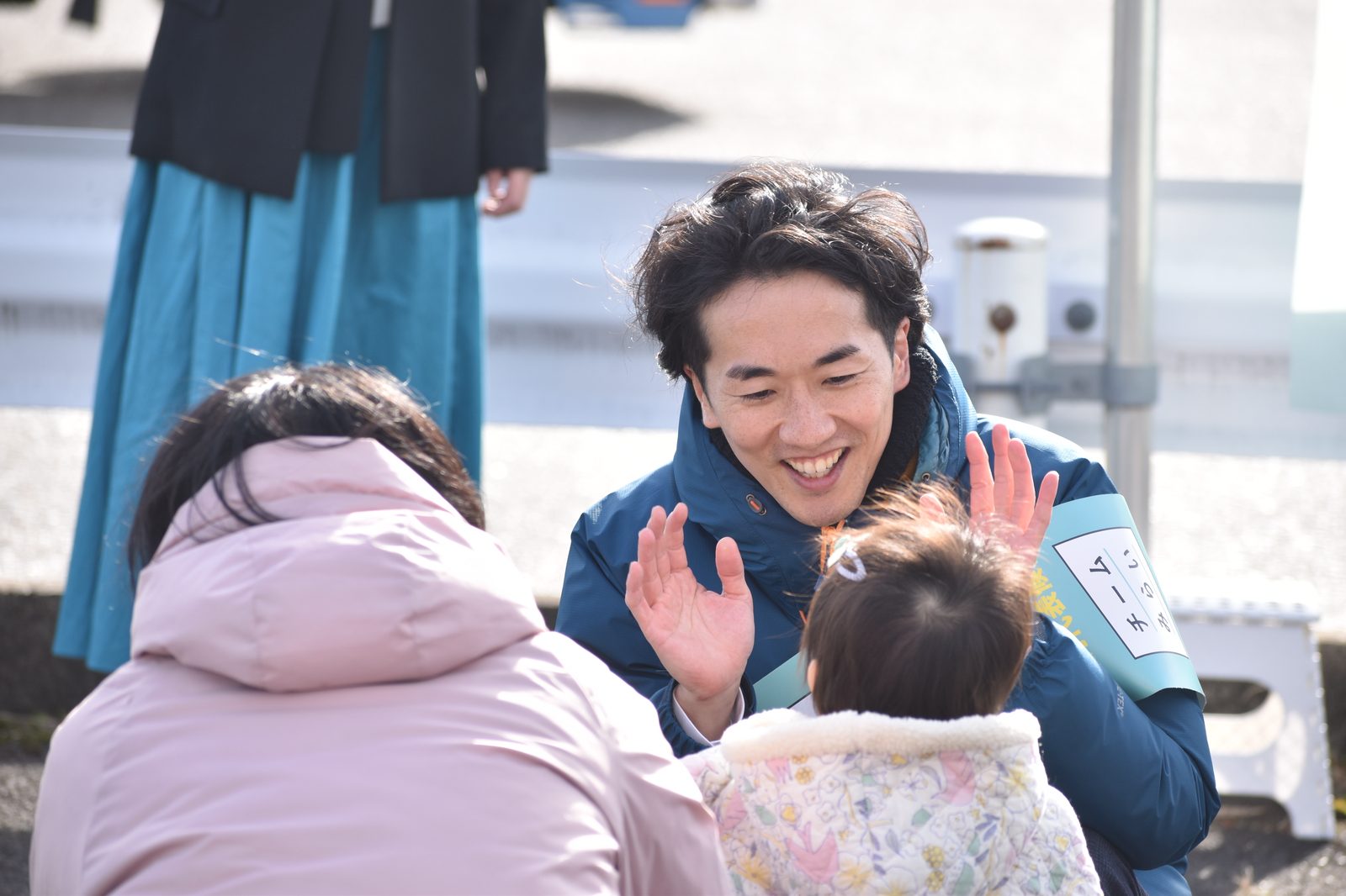 街頭で子どもと話す須田英太郎
